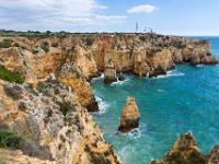 Zerklüftete Steilküste, Felsbögen und Felszähne bei der Ponta da Piedade